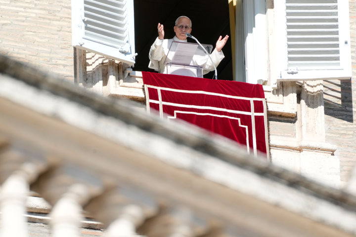 [바티칸=AP/뉴시스] 레오 14세 교황이 1일(현지 시간) 바티칸 성 베드로 광장에서 삼종기도를 전달하고 있다. 2026.02.02.