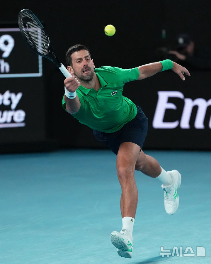 [멜버른=AP/뉴시스] 노바크 조코비치(세르비아)가 1일(한국 시간) 호주 멜버른에서 열린 호주오픈 테니스 대회 남자 단식 결승에서 카를로스 알카라스(스페인)를 상대로 경기를 하고 있다. 2026.02.02.
