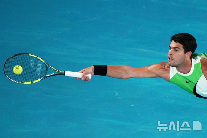 [멜버른=AP/뉴시스] 카를로스 알카라스(스페인)가 1일(한국 시간) 호주 멜버른에서 열린 호주오픈 테니스 대회 남자 단식 결승에서 노바크 조코비치(세르비아)을 상대로 경기를 하고 있다. 2026.02.02.