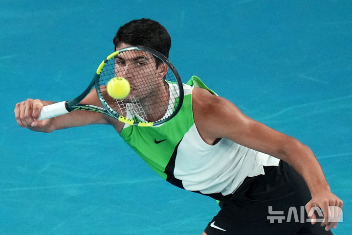 [멜버른=AP/뉴시스] 카를로스 알카라스(스페인)가 1일(한국 시간) 호주 멜버른에서 열린 호주오픈 테니스 대회 남자 단식 결승에서 노바크 조코비치(세르비아)을 상대로 경기를 하고 있다. 2026.02.02.