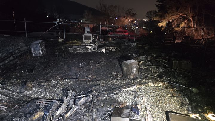 [아산=뉴시스] 1일 오전 1시58분께 충남 아산시 초사동의 한 캠핑장에서 불이 나 텐트 4동이 피해를 입은 가운데 3동이 모두 탔다. (사진=아산소방서 제공) 2026.02.01. photo@newsis.com *재판매 및 DB 금지