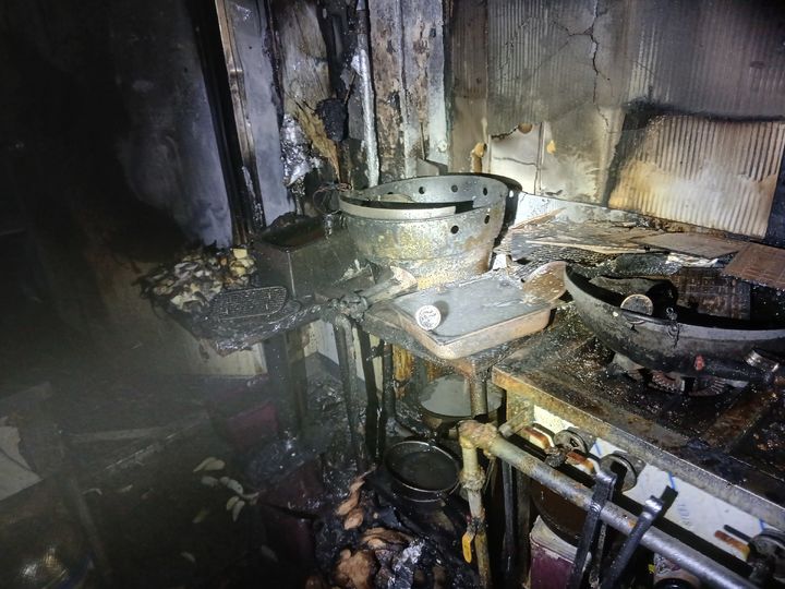 [전주=뉴시스] 1일 오전 6시22분께 전북 전주시 완산구 중화산동의 한 상가 건물에서 불이 나 내부가 검게 그을려있다. (사진=전북도소방본부) 2026.02.01. photo@newsis.com *재판매 및 DB 금지