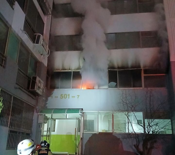 새벽 구미 아파트 불나 1명 화상, 주민 180명 대피 소동