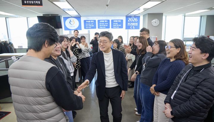 [서울=뉴시스] SKT 정재헌 사장이 지난달 29일과 30일 이틀 동안 광주, 대전, 대구, 부산 등 4개 지역본부를 방문해 현장 경영에 나섰다. 사진은 정 사장이 대전 둔산사옥 구성원들과 인사하는 모습이다. (사진=SK텔레콤 제공) *재판매 및 DB 금지