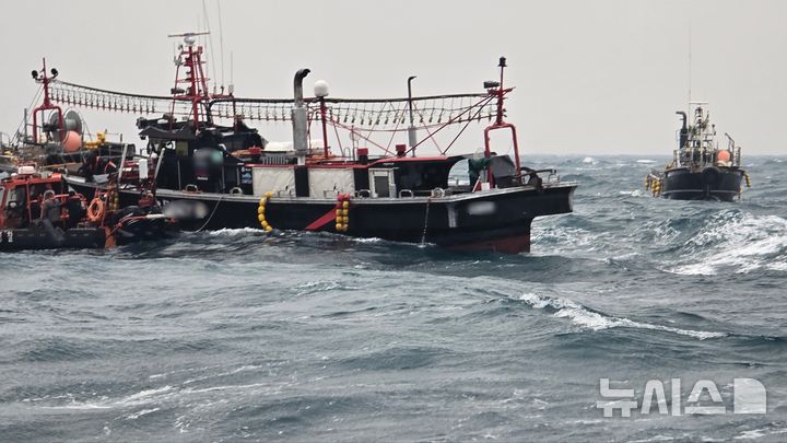 [제주=뉴시스] 1일 오전 제주시 차귀도 해상에서 낚시어선 침수 사고가 발생해 해경이 구조에 나서고 있다. (사진=제주지방해양경찰청 제공) 2026.02.01. photo@newsis.com