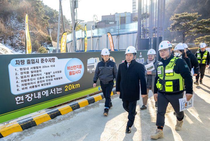 쓰레기소각장 증설 현장 점검하는 제천시. *재판매 및 DB 금지