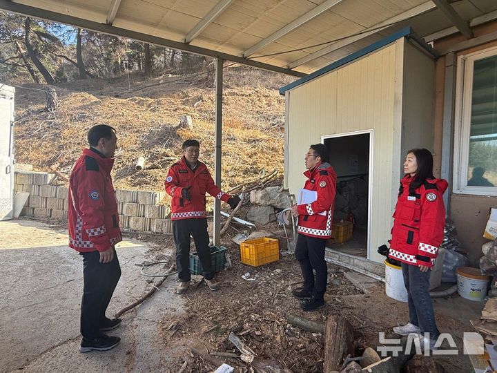 [창원=뉴시스]경남도 이재철(맨 왼쪽) 환경산림국장이 지난 31일 창원특례시 의창구 북면 화목보일러 사용 농가를 방문해 화기 취급 실태를 점검하고 있다.(사진=경남도 제공) 2026.02.02. photo@newsis.com