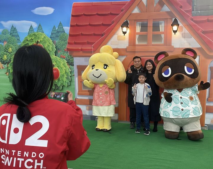 [서울=뉴시스] 이주영 기자 = 닌텐도가 '모여봐요 동물의 숲' 업데이트를 기념해 1일 서울 영등포구 타임스퀘어에 마련한 행사장을 부모님과 함께 방문한 이민규(8)군은 가장 좋아하는 캐릭터인 여울이와 사진을 찍었다. 2026.02.01. zoo@newsis.com *재판매 및 DB 금지
