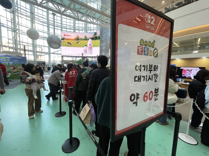 [서울=뉴시스] 이주영 기자 = 닌텐도가 '모여봐요 동물의 숲' 업데이트를 기념해 1일 서울 영등포구 타임스퀘어에 마련한 행사장에는 '리조트 호텔' 콘텐츠를 체험하기 위한 방문객들의 줄이 이어졌다. 2026.02.01. zoo@newsis.com *재판매 및 DB 금지