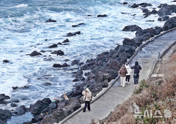 [제주=뉴시스] 오영재 기자 = 7도 안팎의 맑은 날씨를 보인 1일 오후 제주시 애월읍 한담해안산책로에서 주민과 관광객들이 걷고 있다. 2026.02.01. oyj4343@newsis.com 