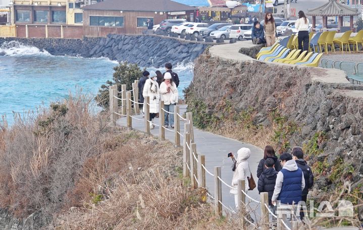 [제주=뉴시스] 오영재 기자 = 맑은 날씨를 보인 1일 오후 제주시 애월읍 한담해안산책로에 주민과 관광객들이 발길이 이어지고 있다. 2026.02.01. oyj4343@newsis.com 