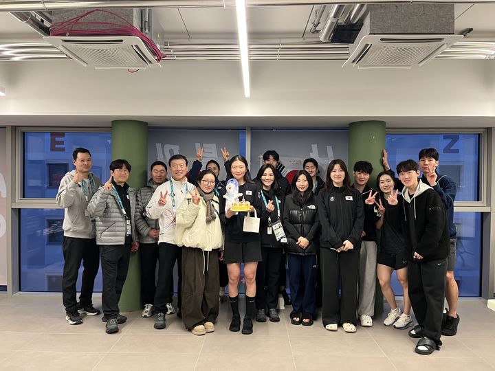 [서울=뉴시스] 여자 쇼트트랙 국가대표 심석희(가운데)가 2026 밀라노·코르티나담페초 동계 올림픽을 앞두고 이탈리아 밀라노 선수촌에서 임원 및 동료들로부터 생일 축하를 받고 있다. (사진=대한체육회 제공). 2026.2.1. *재판매 및 DB 금지
