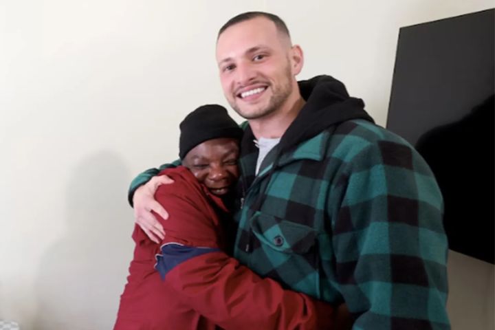 "집 대신 묘지를 샀다"…남편 무덤 옆서 노숙하던 美 50대 여성