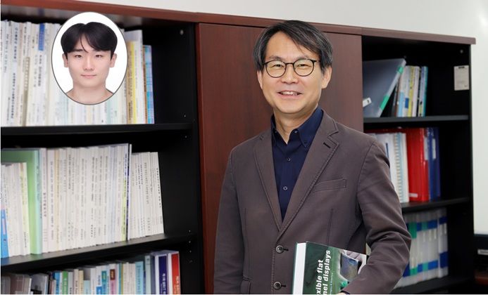 [대전=뉴시스] 모자처럼 가볍게 착용할 수 있는 OLED 기반 웨어러블 광치료 기기를 개발한 카이스트(KAIST) 전기및전자공학부 최경철 교수와 조은해(원안) 박사.(사진=카이스트 제공) *재판매 및 DB 금지