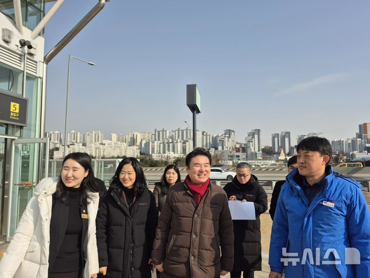[평택=뉴시스] 원유철 상임고문이 용인시 처인구 주변을 둘러보고 있는 모습(사진=원유철 상임고문 제공)2026.02.01.photo@newsis.com&nbsp; 