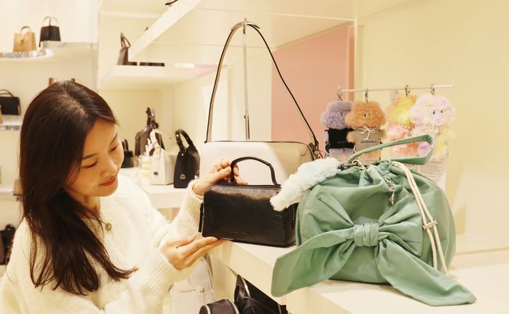 [대구=뉴시스] 롯데백화점 상인점 1층에 글로벌 핸드백 브랜드 '사만사 타바사'가 새롭게 문을 열었다. (사진 = 롯데백화점 제공) 2026.02.01. photo@newsis.com *재판매 및 DB 금지