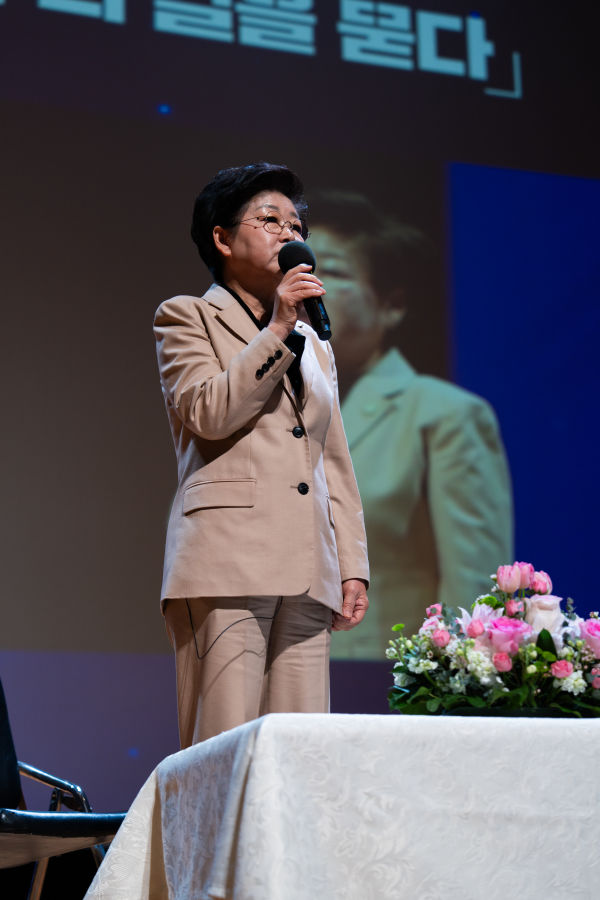 [여수=뉴시스] 백인숙 여수시의회 의장이 1일 오후 여수시민회관에서 저서 '여수의 길을 묻다' 북콘서를 하고 있다. (사진=작가 제공) 2026.02.01. photo@newsis.com *재판매 및 DB 금지