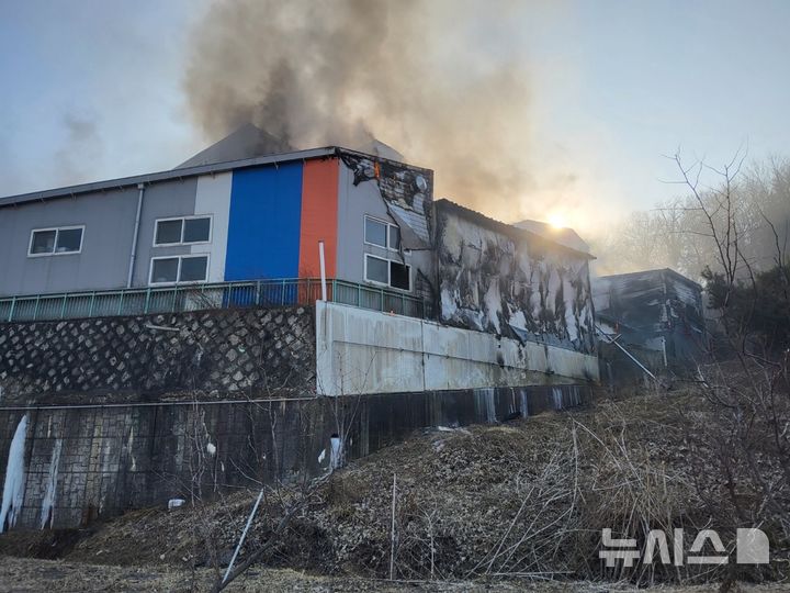 [김포=뉴시스] 1일 오후 경기 김포시 월곶면 개곡리 한 화장품 제조공장에서 불이 나 건물 외부로 검은 연기가 피어오르고 있다. (사진=김포소방서 제공) 2026.02.01. photo@newsis.com 