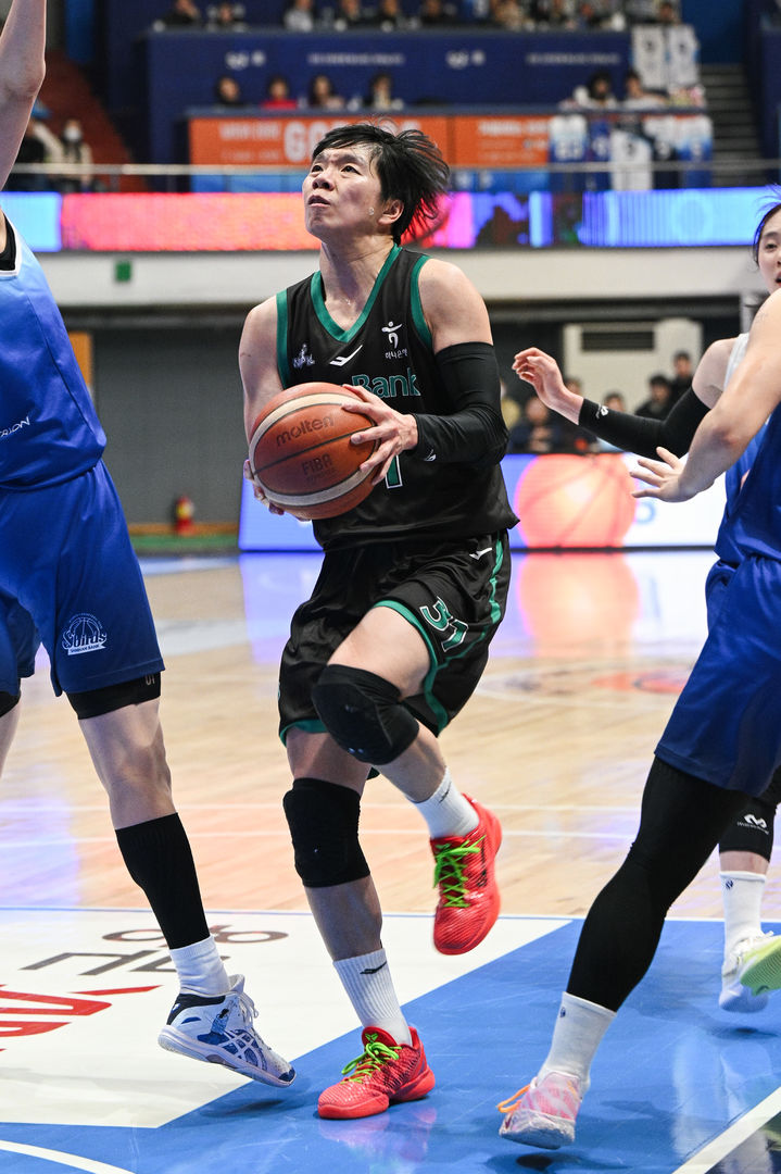 [서울=뉴시스] 여자프로농구 부천 하나은행의 진안. (사진=WKBL 제공)