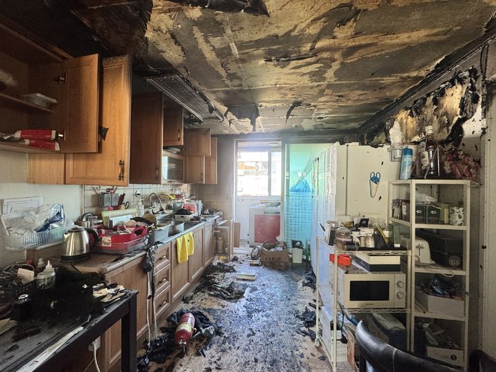 [군산=뉴시스] 1일 오전 1시6분께 전북 군산시 산북동의 한 아파트 4층에서 불이 나 세대 내부가 불에 타있다. 사진=전북도소방본부 제공) 2026.02.01. photo@newsis.com *재판매 및 DB 금지