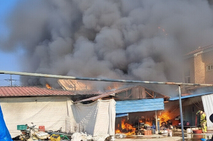 [완주=뉴시스] 1일 오후 3시14분께 전북 완주군 용진읍의 한 주택에서 불이 나 연기가 나고 있다. (사진=전북도소방본부 제공) 2026.02.01. photo@newsis.com *재판매 및 DB 금지