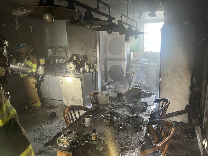 [전주=뉴시스] 1일 오후 4시34분께 전북 전주시 완산구 중화산동의 한 아파트에서 불이 나 진화된 뒤 소방대원들이 내부를 돌아다니고 있다. (사진=전북도소방본부 제공) 2026.02.01. photo@newsis.com *재판매 및 DB 금지