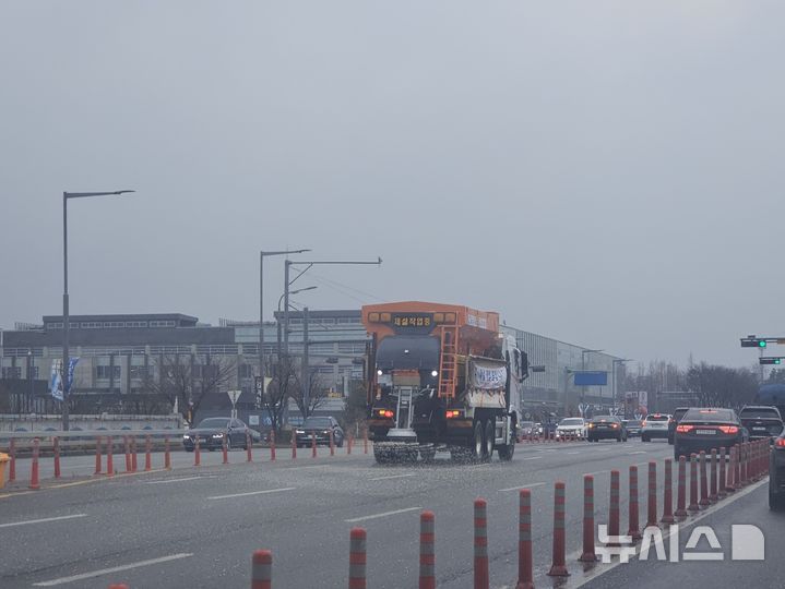 [수원=뉴시스]1일 저녁 비상근무에 돌입, 선제적으로 제설제를 살포하는 수원시(사진=수원시 제공)2026.02.01.photo@newsis.com