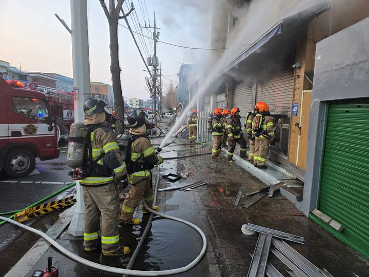 청주 우암동 상가 불…인명 피해 없어