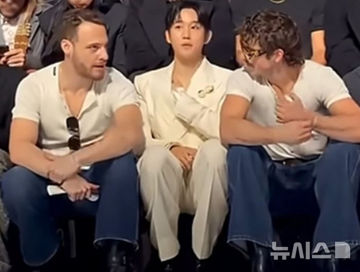 정해인, 서양 남성 사이에서 곤혹…인종차별 의혹도