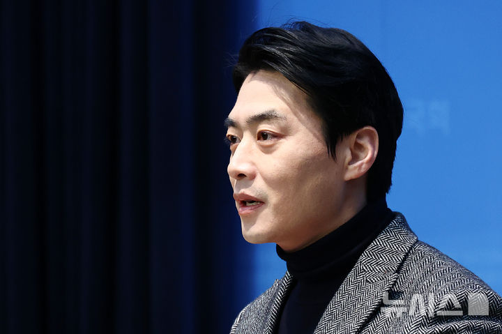 [서울=뉴시스] 김명년 기자 = 한준호 더불어민주당 의원이 1일 오전 서울 여의도 국회 소통관에서 기자회견을 열고 정청래 대표에게 조국혁신당과의 합당 제안 중단을 요청하고 있다. 2026.02.01. kmn@newsis.com