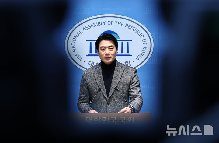 [서울=뉴시스] 김명년 기자 = 한준호 더불어민주당 의원이 1일 오전 서울 여의도 국회 소통관에서 기자회견을 열고 정청래 대표에게 조국혁신당과의 합당 제안 중단을 요청하고 있다. 2026.02.01. kmn@newsis.com