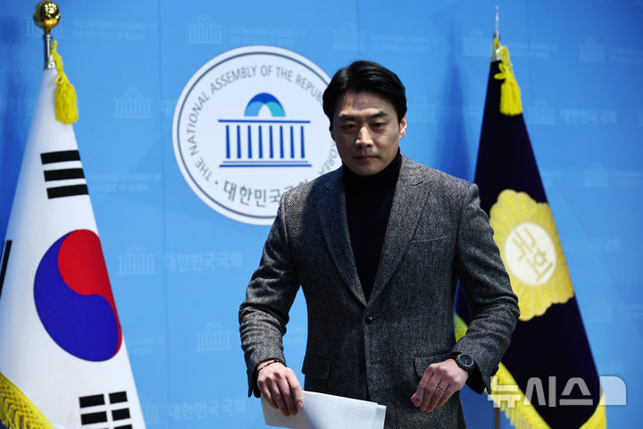 [서울=뉴시스] 김명년 기자 = 한준호 더불어민주당 의원이 1일 오전 서울 여의도 국회 소통관에서 조국혁신당과의 합당 제안 중단 요청 기자회견을 마치고 이동하고 있다. 2026.02.01. kmn@newsis.com