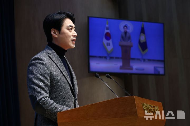 [서울=뉴시스] 김명년 기자 = 한준호 더불어민주당 의원이 1일 오전 서울 여의도 국회 소통관에서 기자회견을 열고 정청래 대표에게 조국혁신당과의 합당 제안 중단을 요청하고 있다. 2026.02.01. kmn@newsis.com