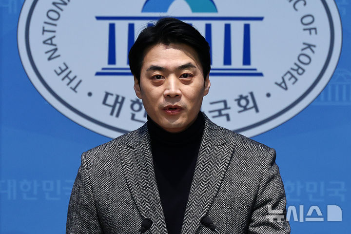 [서울=뉴시스] 김명년 기자 = 한준호 더불어민주당 의원이 1일 오전 서울 여의도 국회 소통관에서 기자회견을 열고 정청래 대표에게 조국혁신당과의 합당 제안 중단을 요청하고 있다. 2026.02.01. kmn@newsis.com