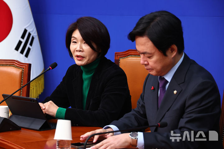 [서울=뉴시스] 김명년 기자 = 한정애 더불어민주당 정책위의장이 1일 오전 서울 여의도 국회에서 기자간담회를 열고 발언하고 있다. 2026.02.01. kmn@newsis.com