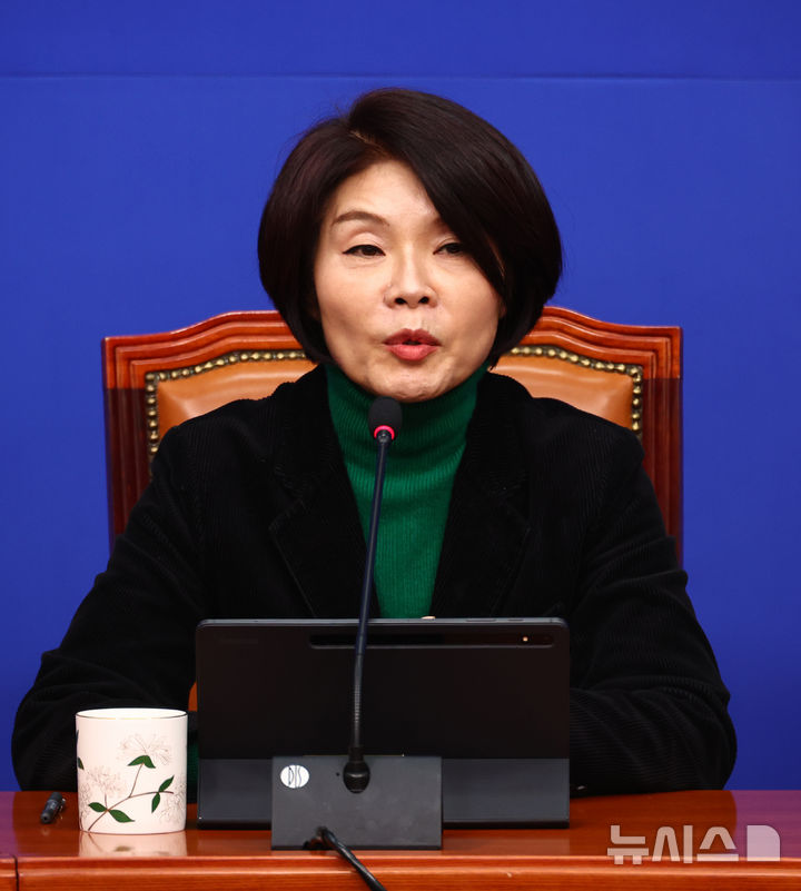 與 한정애 "부동산 세제 개편 배제 안 해…대미투자법·사법개혁법 2월 국회 처리 목표"