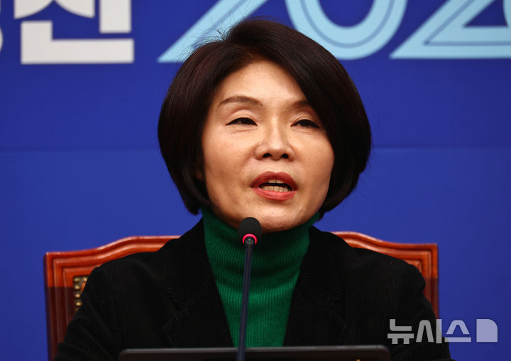 [서울=뉴시스] 김명년 기자 = 한정애 더불어민주당 정책위의장이 지난 1일 오전 서울 여의도 국회에서 기자간담회를 열고 발언하고 있다. 2026.02.01. kmn@newsis.com