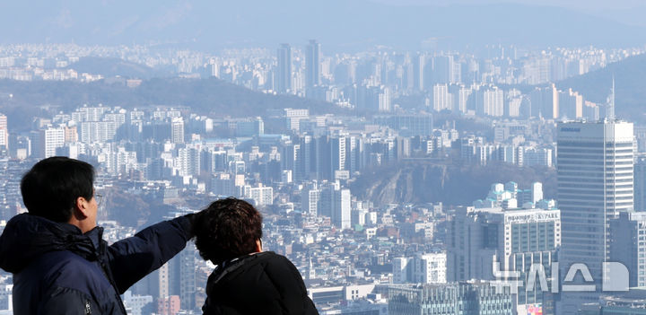 [서울=뉴시스] 박주성 기자 = 지난 2월 1일 서울 중구 남산에서 서울시내 아파트와 주택이 보이고 있다. 2026.02.01. park7691@newsis.com