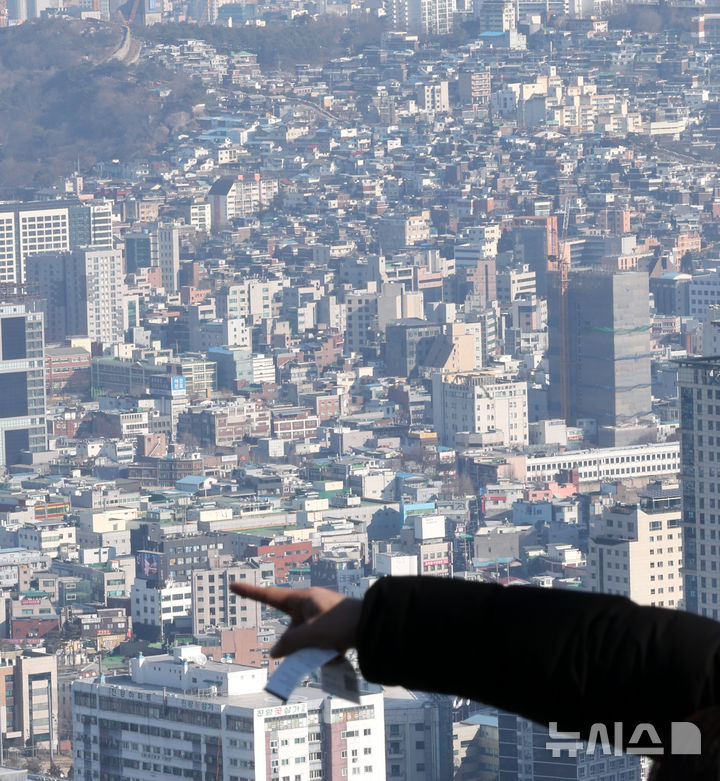 [서울=뉴시스] 박주성 기자 = 이재명 대통령이 지난 31일 "부동산 정상화는 (코스피) 5천피, 계곡 정비보다 훨씬 쉽고 중요한 일"이라며 "기회가 있을 때 잡으시기 바란다. 이번이 마지막 기회였음을 곧 알게 될 것"이라고 밝혔다. 부동산 투기세력에 최후통첩을 날리며 수도권 집값 안정에 대한 강한 의지를 드러낸 것으로 풀이된다. 1일 서울 중구 남산에서 서울시내 아파트와 주택이 보이고 있다. 2026.02.01. park7691@newsis.com