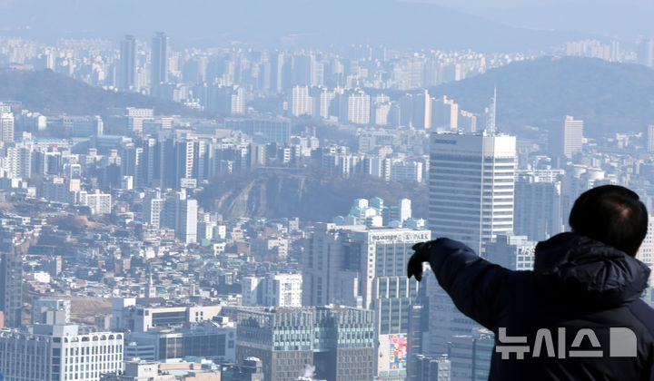 [서울=뉴시스] 박주성 기자 = 1일 서울 중구 남산에서 서울시내 아파트와 주택이 보이고 있다. 2026.02.01. park7691@newsis.com