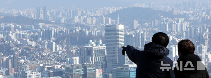 [서울=뉴시스] 박주성 기자 =서울 중구 남산에서 서울시내 아파트와 주택이 보이고 있다. 2026.02.01. park7691@newsis.com