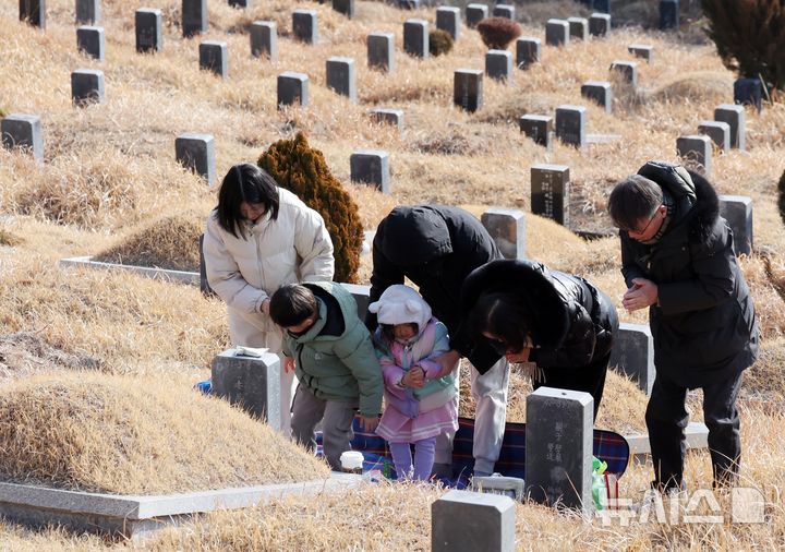  [부산=뉴시스] 하경민 기자 = 설 연휴를 2주일 정도 앞둔 1일 부산 금정구 영락공원을 찾은 한 가족이 미리 성묘하고 있다. 2026.02.01. yulnetphoto@newsis.com
