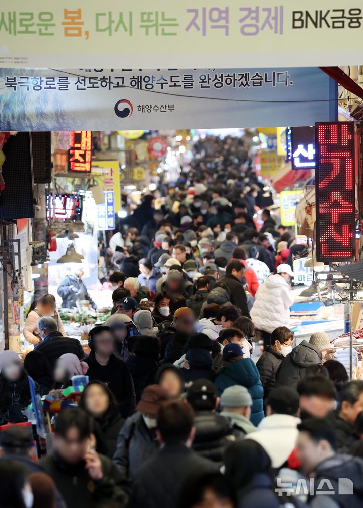  [부산=뉴시스] 하경민 기자 = 설 연휴를 2주일 정도 앞둔 1일 부산 부산진구 부전시장을 찾은 시민들이 제수용 생선 등을 구입하고 있다. 2026.02.01. yulnetphoto@newsis.com