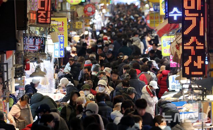 [부산=뉴시스] 하경민 기자 = 설 연휴를 2주일 정도 앞둔 1일 부산 부산진구 부전시장을 찾은 시민들이 제수용 생선 등을 구입하고 있다. 2026.02.01. yulnetphoto@newsis.com