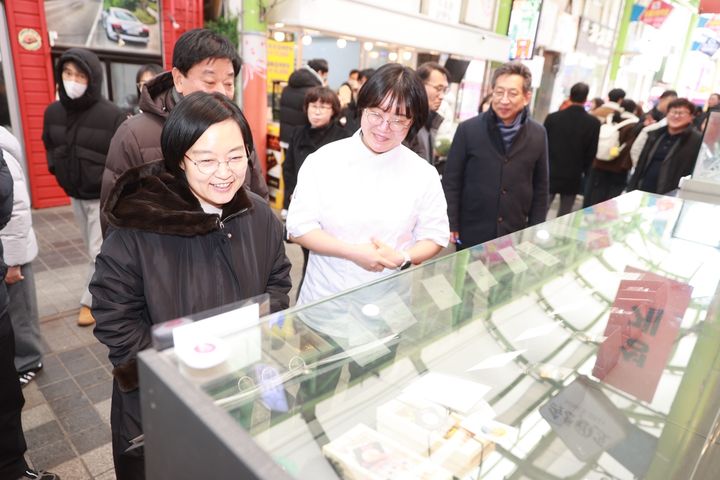 [서울=뉴시스] 김선웅 기자 = 한성숙 중소벤처기업부 장관이 지난 1월 31일 강원 속초관광수산시장을 방문해 시장 상인과 대화하고 있다. (사진=중소벤처기업부 제공) 2026.03.25. photo@newsis.com *재판매 및 DB 금지