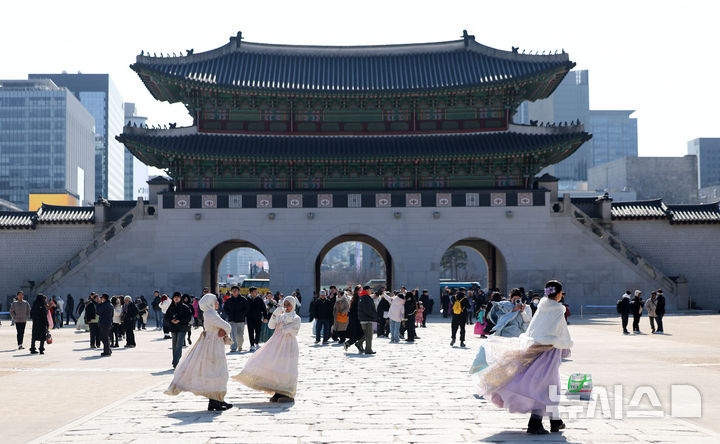 [서울=뉴시스] 김선웅 기자 = 서울 낮 최고기온이 2도를 기록하며 영상 기온을 회복한 1일 서울 종로구 경복궁에서 관광객들이 경내를 관람하고 있다. 2026.02.01. mangusta@newsis.com