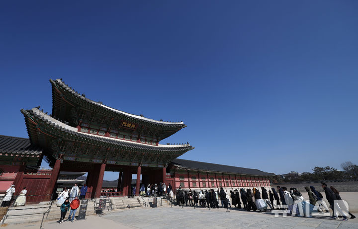 [서울=뉴시스] 김선웅 기자 = 서울 낮 최고기온이 2도를 기록하며 영상 기온을 회복한 1일 서울 종로구 경복궁에서 관광객들이 내부로 입장하고 있다. 2026.02.01. mangusta@newsis.com