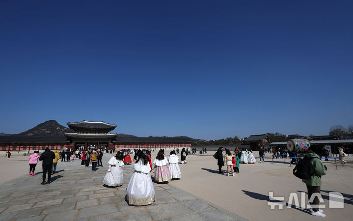 [서울=뉴시스] 김선웅 기자 = 서울 낮 최고기온이 2도를 기록하며 영상 기온을 회복한 1일 서울 종로구 경복궁에서 관광객들이 경내를 관람하고 있다. 2026.02.01. mangusta@newsis.com