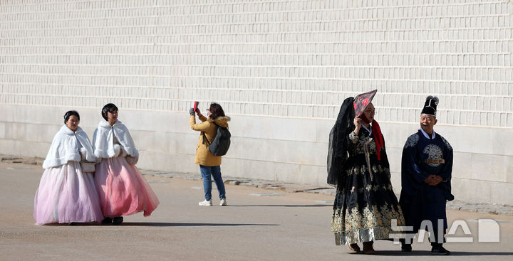 [서울=뉴시스] 김선웅 기자 = 서울 낮 최고기온이 2도를 기록하며 영상 기온을 회복한 1일 서울 종로구 경복궁에서 관광객들이 길을 걷고 있다. 2026.02.01. mangusta@newsis.com