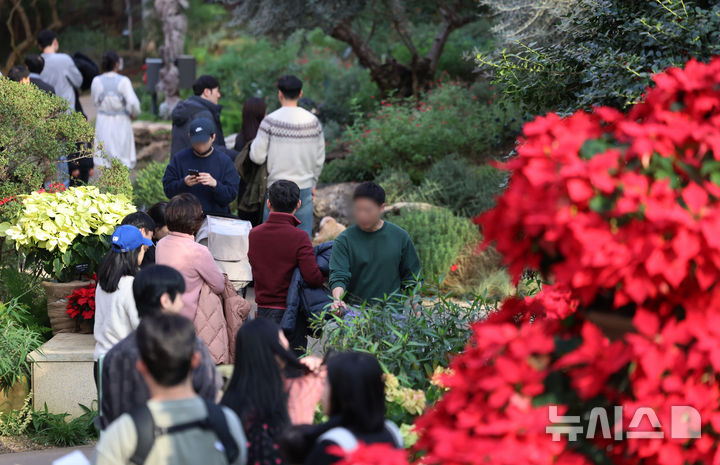 [서울=뉴시스] 조성우 기자 = 서울 낮 기온이 영상으로 회복한 1일 오후 서울 강서구 서울식물원에서 가벼운 옷차림의 시민들이 온실을 둘러보고 있다. 2026.02.01. xconfind@newsis.com